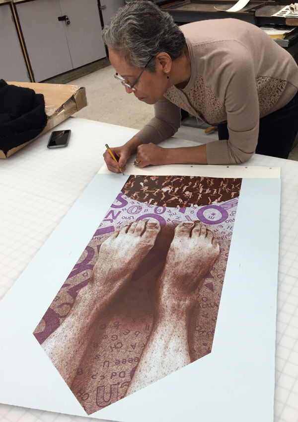 Artist Maritz Dávila signs her print at the Normal Editions Workshop in January 2016.